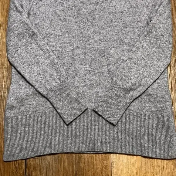 White + Warren Cashmere V Neck Sweater M Gray Side Slits Quite Luxury Minimalist - Picture 6 of 11